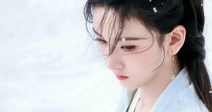 宋祖儿《司宫令》路透，雪中抱伞，，楚楚可怜！