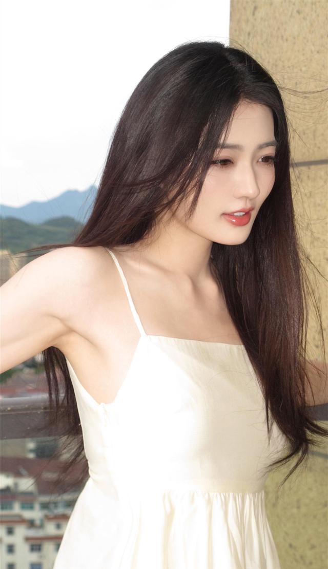 31 岁徐璐气质出众！一袭吊带裙，肤若凝脂嫩回少女时代