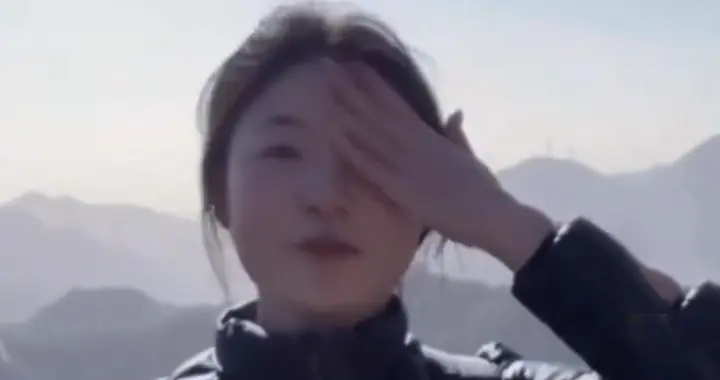 妹儿跨1700公里爬长城，哭到破音朗诵诗，网友：这股狠劲要得！