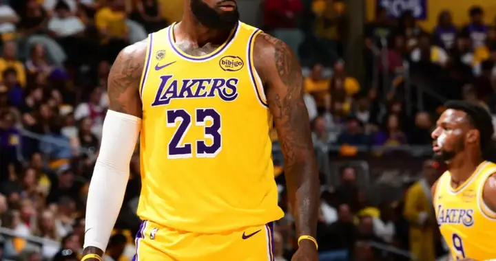 41岁詹破纪录！肯纳德封神，湖人残阵偷下G1别高兴太早