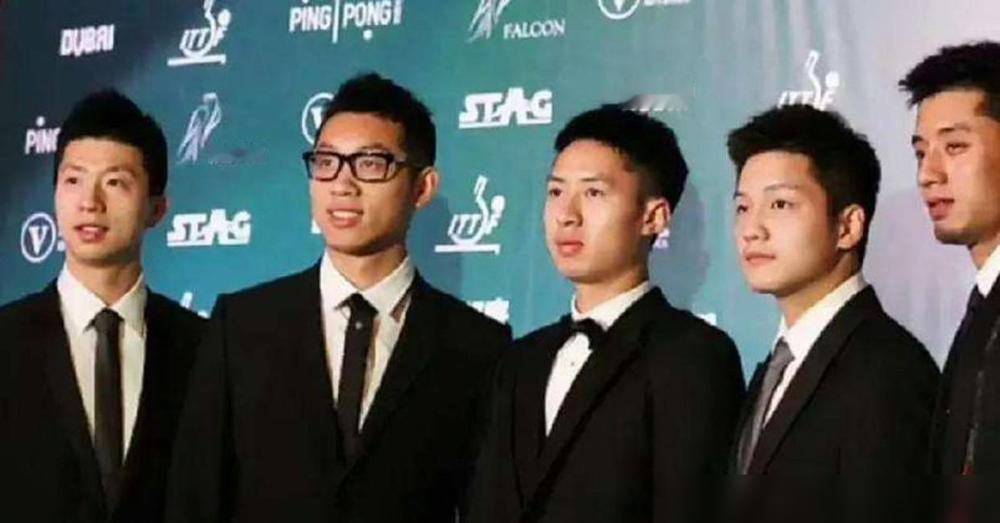 方博直播间憋出一句话，当年那四个人往那一站，他连捡球的镜头都混不上。...