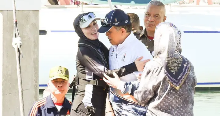 47岁苏提达跪接73岁泰王送花，帆船比赛夺冠，夫妇罕见当众拥抱