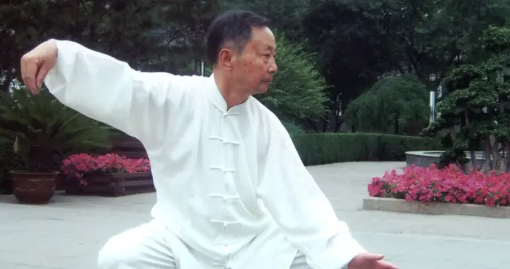 打太极拳为何要练“脊梁”？