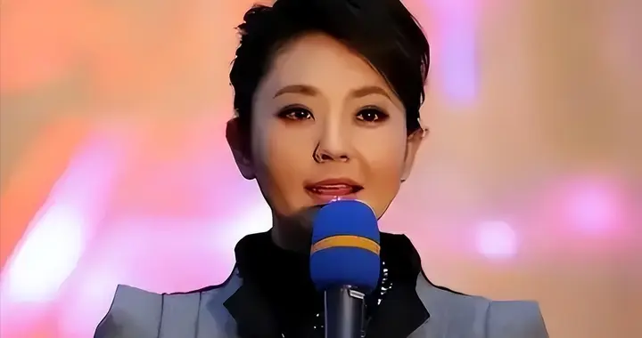 央视主持人和领导闪婚，婚后分居，所有人都替她不值，她幸福吗？