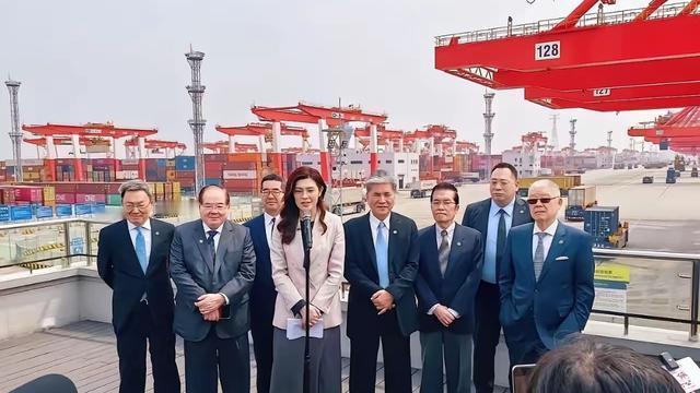 屋檐下小憩的静者：郑丽文代表团参观了洋山