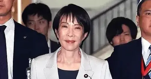 日本现职领导人，被国内与国际压力逼到墙角