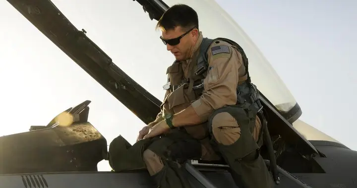 一旦开战，美国有大概8万名飞行员可随时上战场，我国有多少呢？