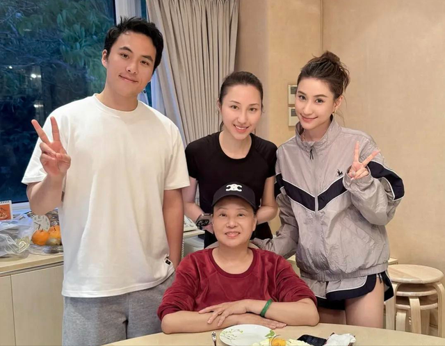何超莲庆祝34岁生日，身边只有娘家人，窦骁深夜发文意味深长！