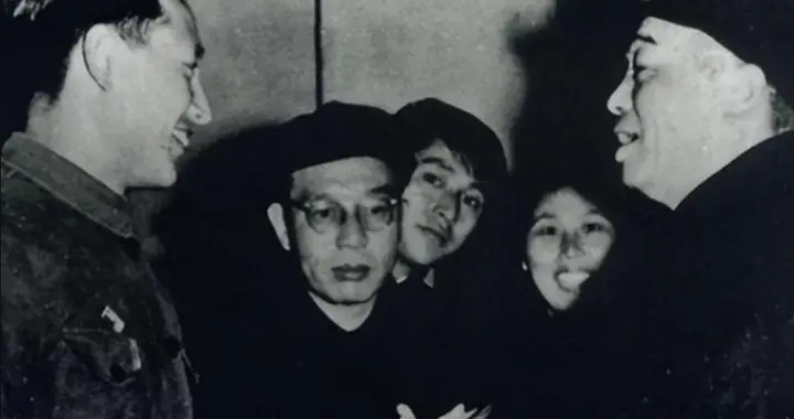 景希珍陪家人游览颐和园，被杨得志拉住询问：彭老总现在怎样了