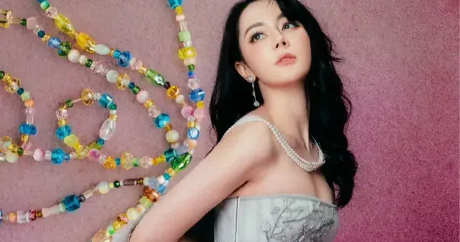 美女壁纸-第6458期-迪丽热巴