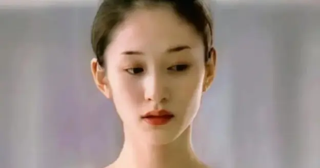 李小冉被曝14岁长得像洋娃娃，当看到学生照后，网友：心动了