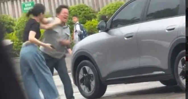 被扇耳光后续：保安身份曝光，黑历史被扒 女子耳膜穿孔，官方介入