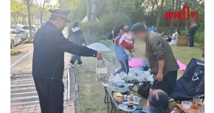 网红打卡点露天烧烤街，严重污染环境，被禁止
