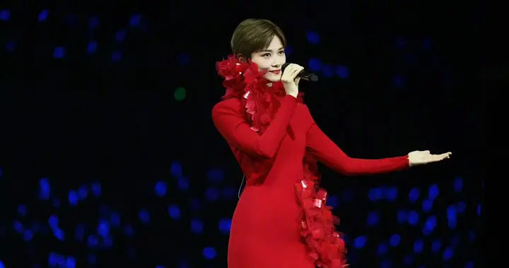 李宇春上海演唱会新造型惊艳，一开口全是爷青回