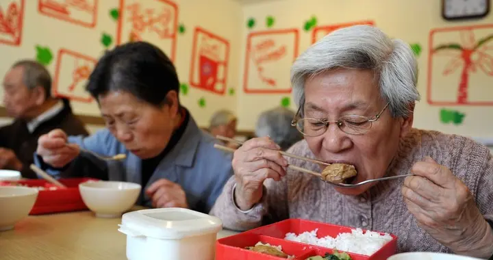 65岁大妈午饭后猝死！医生：宁愿吃饱坐着，也别在饭后做这4件事
