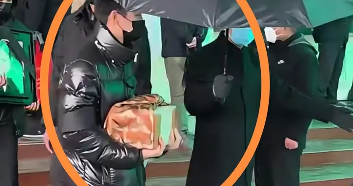 何晴去世后，儿子许何首次露面！没穿孝衣，手捧妈妈骨灰 眼睛哭肿