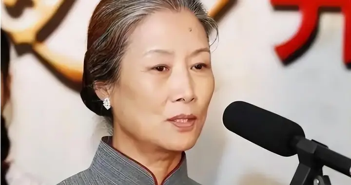 吕中：23岁嫁给小学同学，女儿是中国人的骄傲，儿子儿媳让我骄傲