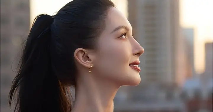 演员金晨再次道歉，声称助理“顶包”因紧张说错话，自己及时纠错