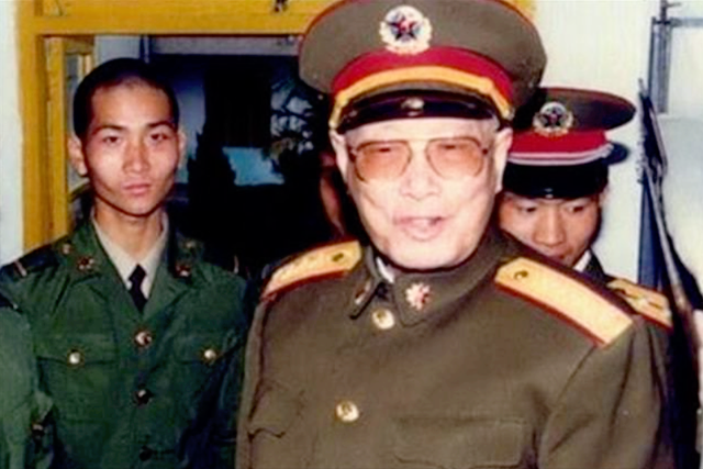 95年开国中将接到报告：陈士榘病逝，他当场痛哭：最后谁来送我？
