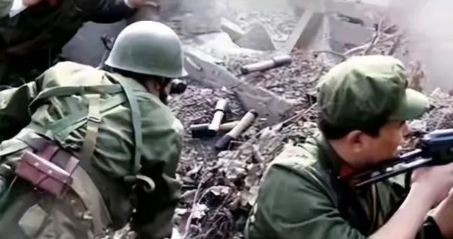 1979年，7名掉队战士被百余名越军包围，班长做出大胆决定创奇迹