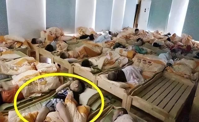 幼儿园老师发孩子午睡照片，遭家长们指责：那么多学费，白交了吗