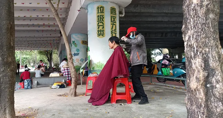 便民服务暖人心 志愿温情满翠景