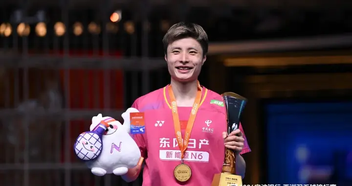 “解锁不一样的奖项”——石宇奇首夺亚锦赛冠军，坦言全英后煎熬中找回求胜欲