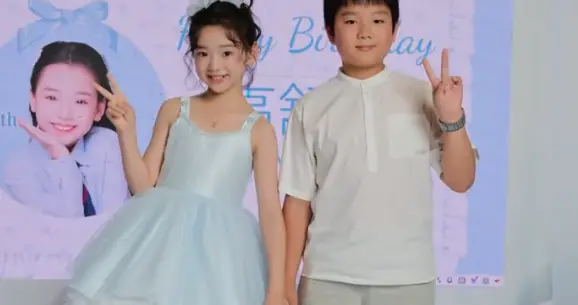 关悦带儿子现身小酒窝生日，两人主动牵手同框，网友瞬间不淡定了