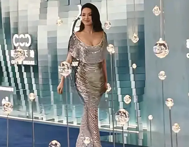 舒淇每次出场都很惊艳，独一无二的脸型，松弛有度的气质