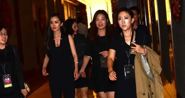 2003年，天上人间老板半夜爬23层楼梯击败刘銮雄，拿下前港姐冠军