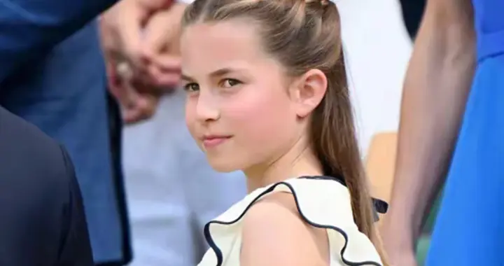 祖孙情深，圣诞颂歌小女王夏洛特示爱祖母戴安娜，懂事的好孩子！