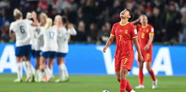 1-4惨败！中国队又输了，18分钟丢4球崩盘，球迷失望