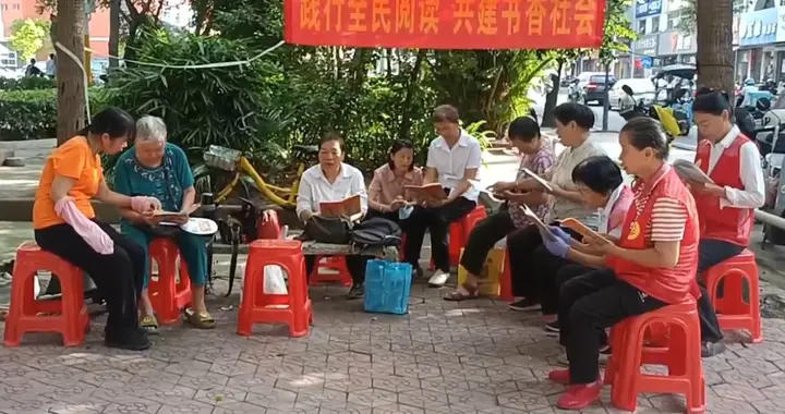 经典诵读启素养 便民理发暖游园