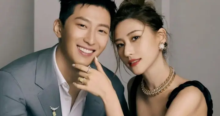 窦骁何超莲高调约会，搂肩、晒婚戒，真和好了？何猷君早说破了