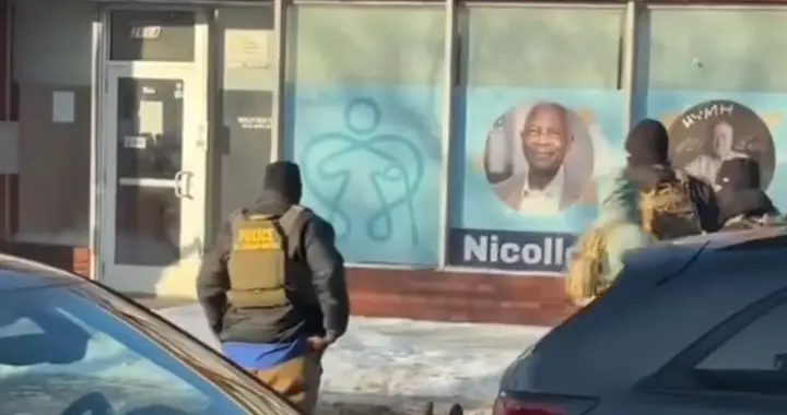 血案再发！弗洛伊德旁，ICE两周三枪酿惨案，抗议燃遍全美数十城