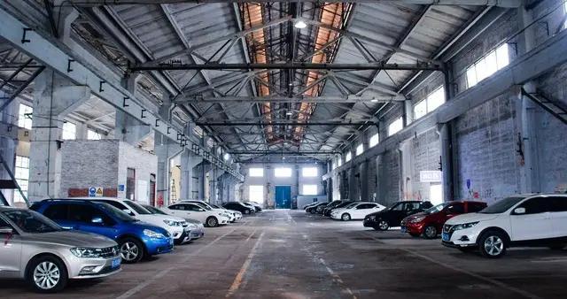 男子轮胎下放钢钉泄愤被车主当场抓获