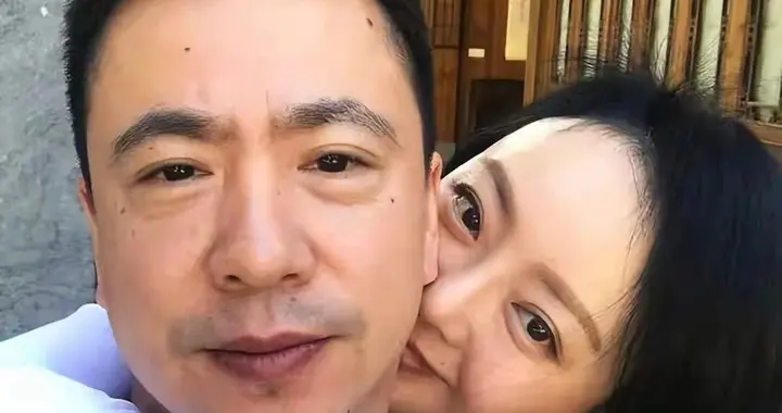 55岁娱乐圈大佬欠22亿，搬进破败小院现状扎心，妻子直播带货还债