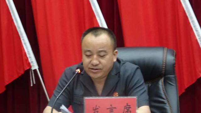 我爱吃西瓜：吕梁吕庭长，目测50岁左右