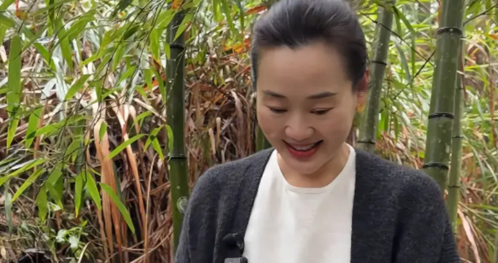 林依轮妻子山里采蘑菇，54岁不染发，白发明显，真实状态太打动人