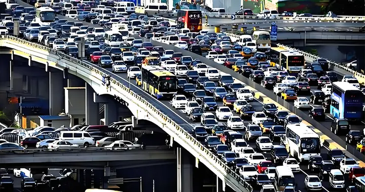 建议私家车每年2千公里高速免费额度，网友吵翻了天，你支持谁？