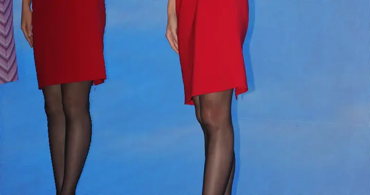 空姐穿上黑色丝袜配红色制服，又美又大气