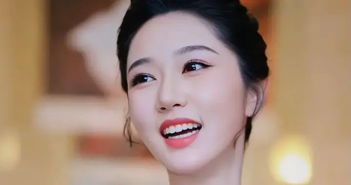 被群嘲蹭秀两天后晒出邀请函，岳雨婷这波反击你给几分？