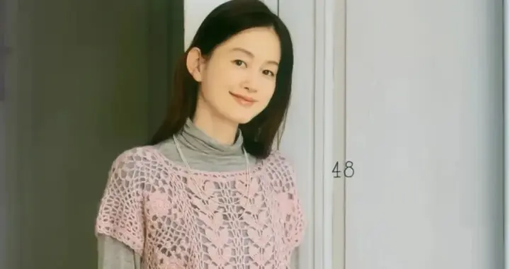 淡雅粉色拼花钩针衫