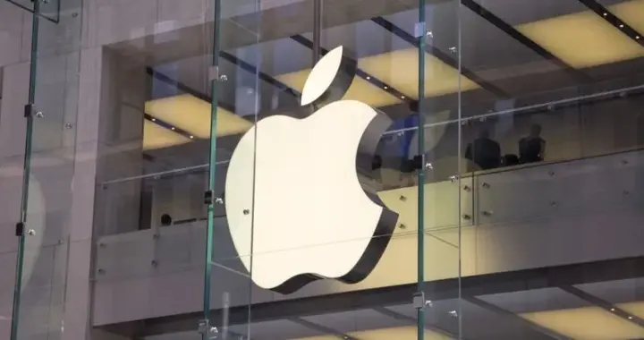 苹果据报拟于2028年推出大尺寸折叠iPad，采用超薄玻璃盖板，设计上...