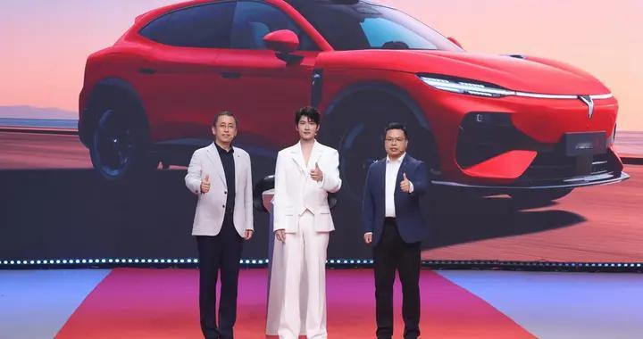 杨洋当场锁定 001 号座驾，岚图追光 S 开辟FUV全新出行品类