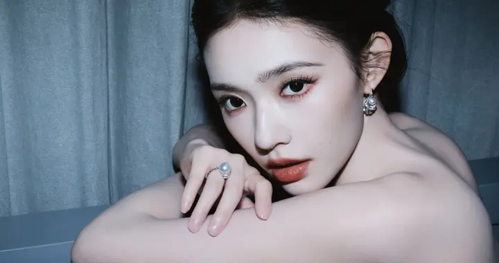 林允时尚黑白连衣裙