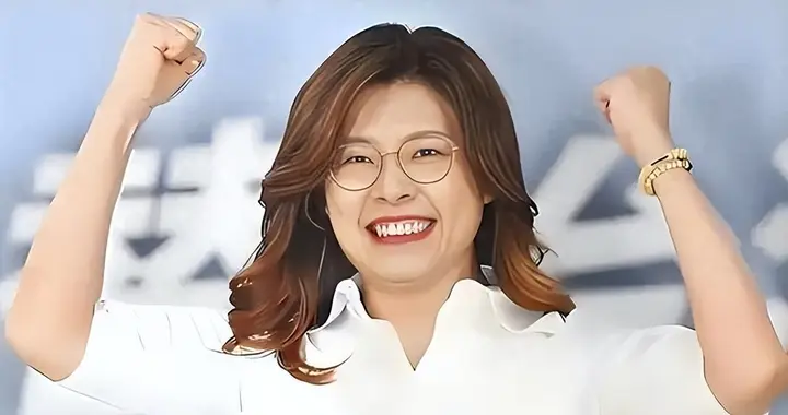 郑丽文终于收到喜讯！绿营二十年老将“投蓝”，王惠美却高下立判