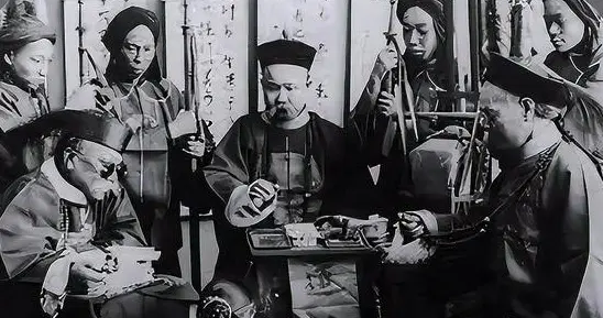 1905年春，北京菜市口，一个男人被绑在木架上，渔网罩着身体