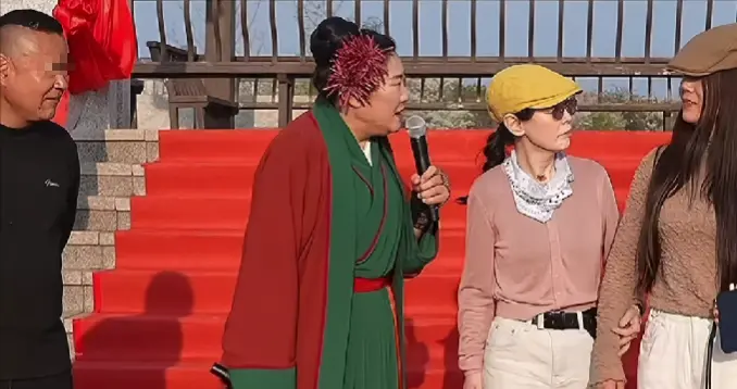 男子上台相亲被两个美女看中，老婆从厕所出来懵了，当场一顿暴揍