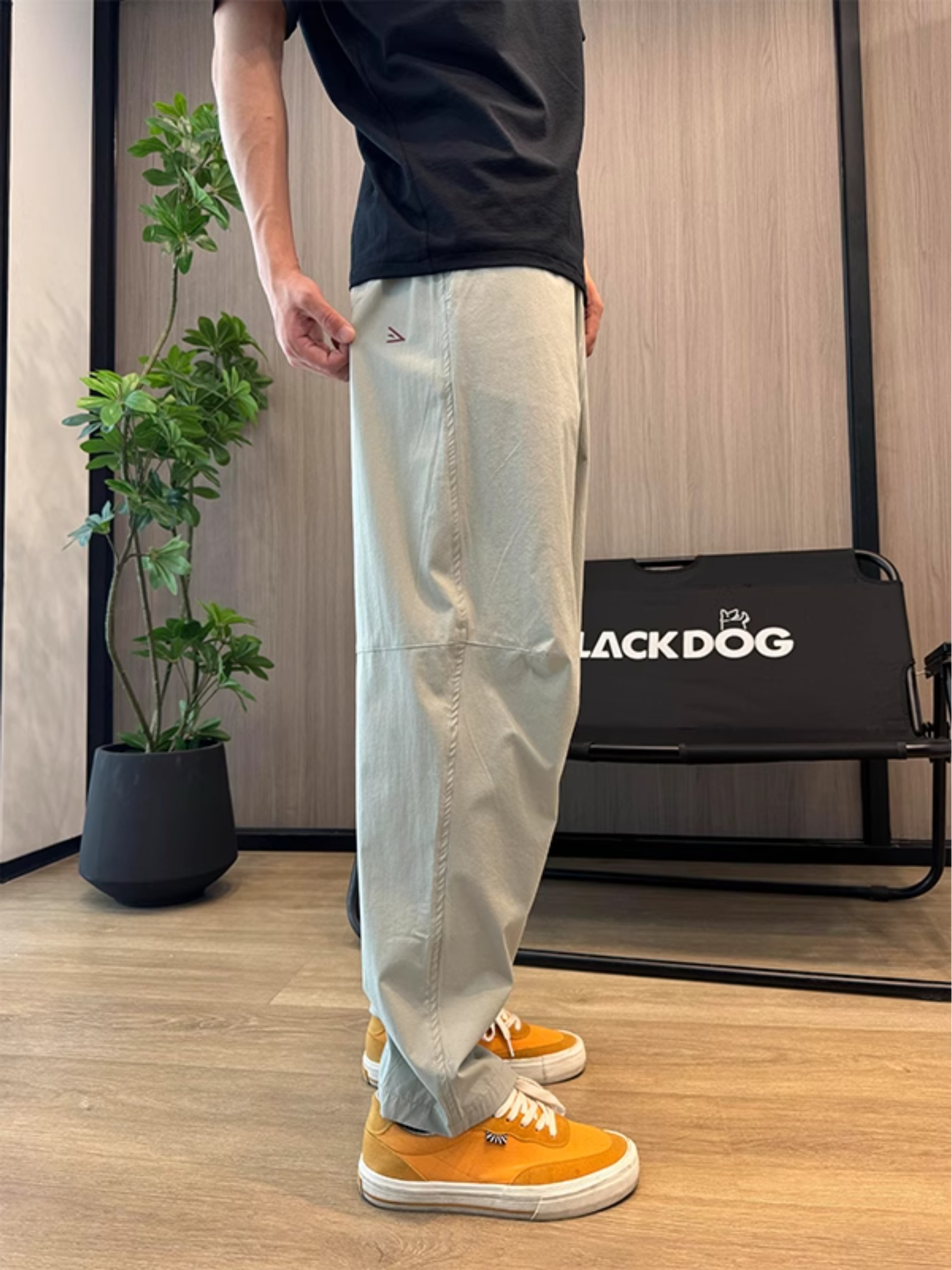 浅灰色冰丝速干裤子男款夏季三角标机能软壳
